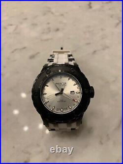 Invicta Men's 12056 black and white Watch great condition working with battery